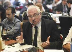 Eduardo Fernández en reunión de comisión